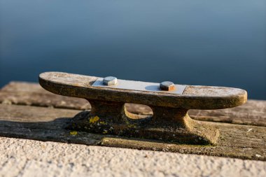 Koç boynuzu iskelesi göl kıyısında monte. Bir yer