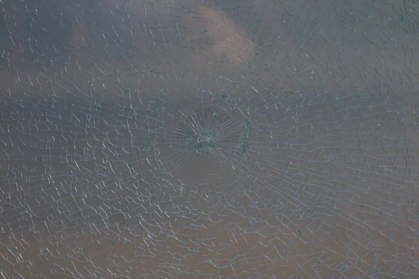 ミルク色の割られたガラス。破損したガラス構造、英領地域 — ストック写真