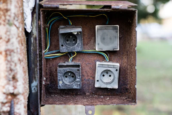 Caja antigua utilizada para instalaciones eléctricas. Espacio para alambres y e — Foto de Stock