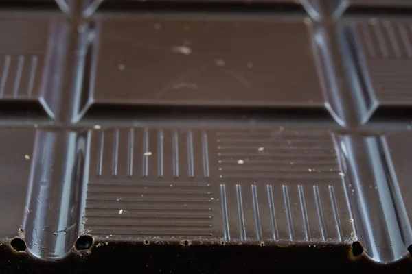 Черный шоколад разбит и сломан друг на друге. Sweet de — стоковое фото