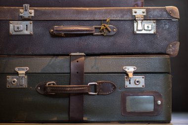 Kandil ve eski bavul. Eski bir odada ışık kaynağı.