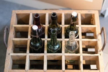 Eski içki şişeleri ahşap bir durumda. Bira veya limon konteynerler