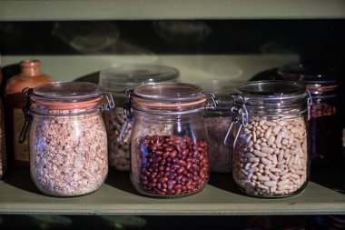 Mutfak Malzemeleri rafta. Kavanoz mutfak PA fasulye ile