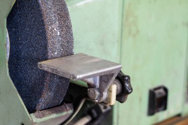 Tezgah taşlama için Çilingir'ın iş ahşap bir masa üstünde. Anahtar Kilit Hizmetleri 