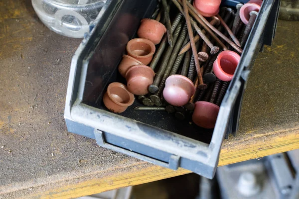 Viti metalliche in contenitori di stoccaggio. Mensola fabbro officina arguzia — Foto Stock