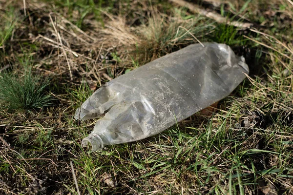 Queda basura en el bosque. Las botellas de plástico que ensucian el bosque son —  Fotos de Stock