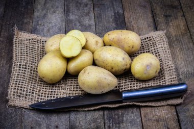 Lezzetli patates ahşap bir masa üzerinde. Mutfak tabl sebze