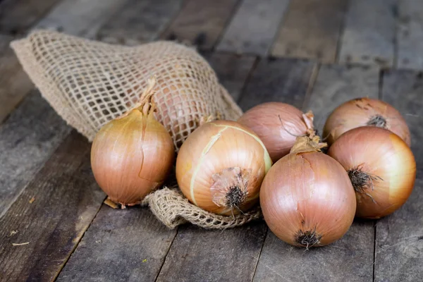 Leckere reife Zwiebeln in einem Jutesack. Gemüse ausgehöhlt in der — Stockfoto