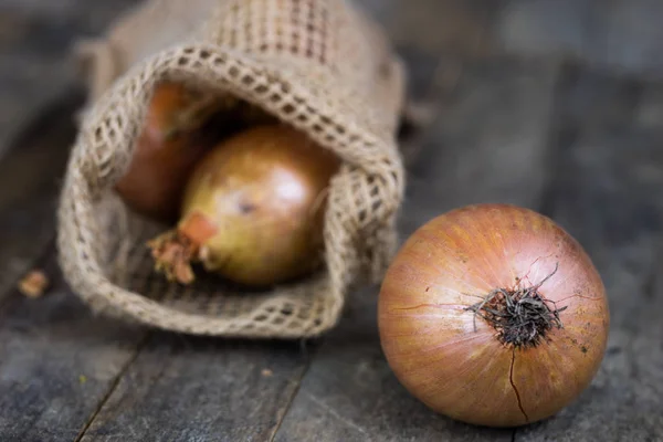 Leckere reife Zwiebeln in einem Jutesack. Gemüse ausgehöhlt in der — Stockfoto