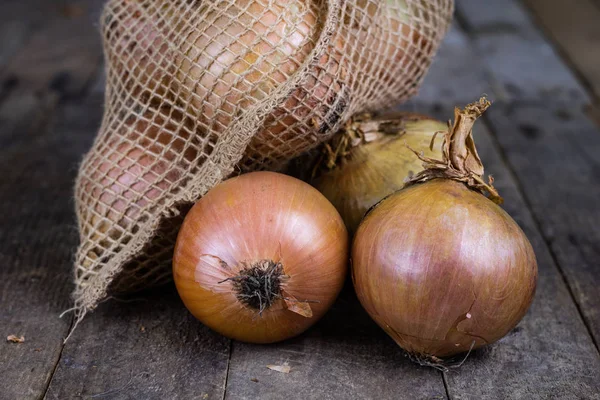 Leckere reife Zwiebeln in einem Jutesack. Gemüse ausgehöhlt in der — Stockfoto