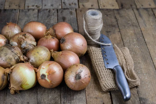 Leckere reife Zwiebeln in einem Jutesack. Gemüse ausgehöhlt in der — Stockfoto