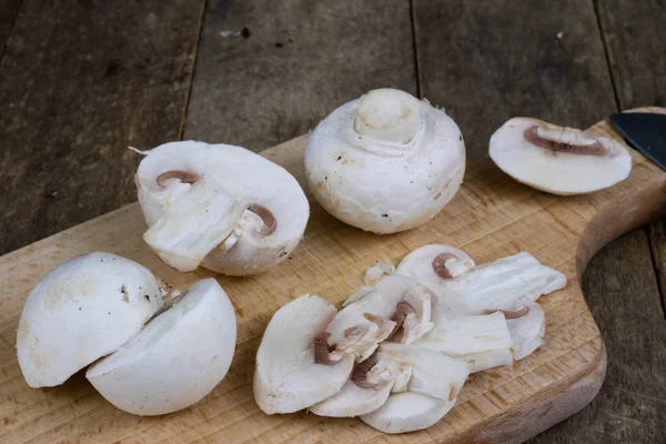 Chutné houby na dřevěný stůl. Houby v kuchyni na — Stock fotografie