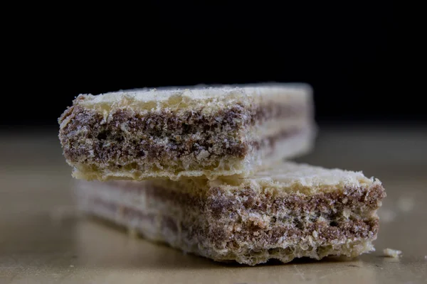 Bolachas de chocolate saborosas. Biscoitos doces de sobremesa em uma cozinha de madeira — Fotografia de Stock