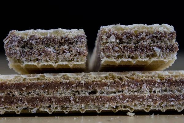 Bolachas de chocolate saborosas. Biscoitos doces de sobremesa em uma cozinha de madeira — Fotografia de Stock