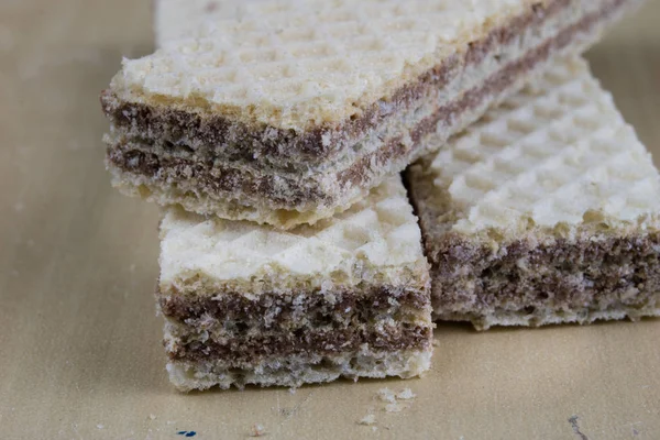 Bolachas de chocolate saborosas. Biscoitos doces de sobremesa em uma cozinha de madeira — Fotografia de Stock