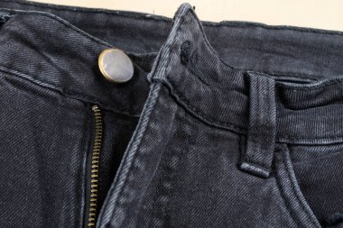 Kot şort büyütme altında. Pantolon fermuar, kemer döngüler ve