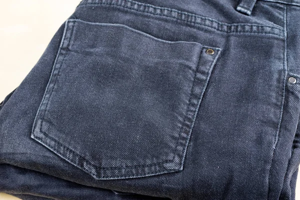 Pantalones cortos de mezclilla bajo aumento. Cremallera para pantalones, bucles de cinturón y — Foto de Stock