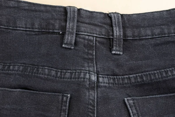 Short en denim sous grossissement. Fermeture éclair du pantalon, boucles de ceinture et — Photo