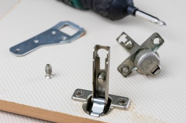 Menteşeler doğrama atölyesinde Meclisi. Sanayi aksesuarlar 