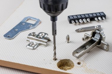 Menteşeler doğrama atölyesinde Meclisi. Sanayi aksesuarlar 