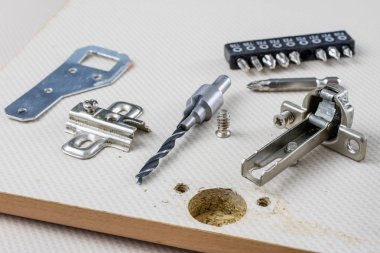 Menteşeler doğrama atölyesinde Meclisi. Sanayi aksesuarlar 