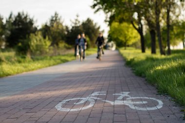 Bisiklet yolu ile yatay işaretleme. Cycli için belirlenen yere