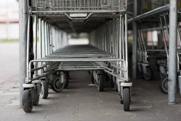 Nákupní vozík vozíky jsou umístěny pod na trhu. Nakupování — Stock fotografie