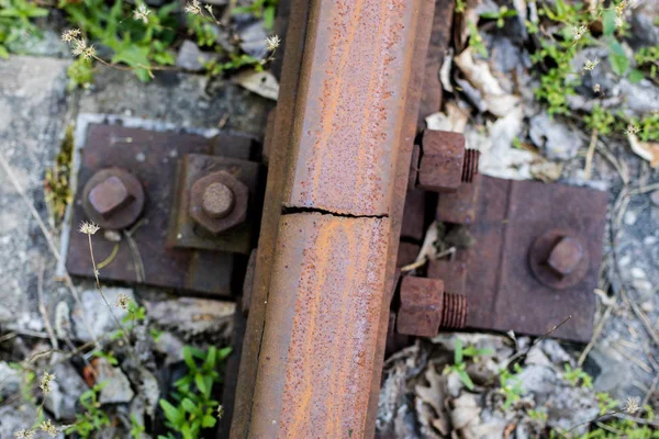 Línea de ferrocarril antigua en una zona forestal. Conexión de carril ferroviario metálico —  Fotos de Stock