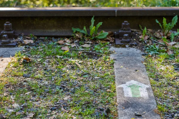 Marcas de la ruta turística en traviesas de ferrocarril. Ferrocarril viejo — Foto de Stock