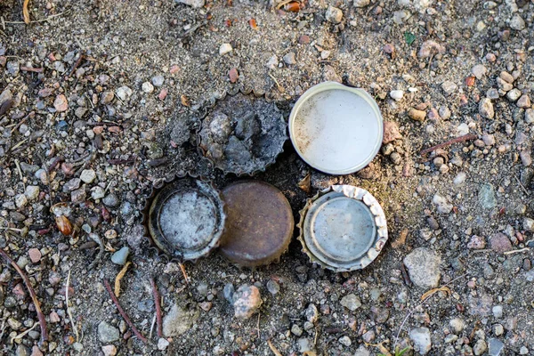 Um velho boné no caminho do parque. Fechos de metal Satre de bever — Fotografia de Stock