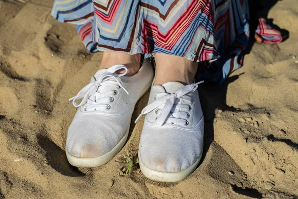 Sport cipő a strandon. Női cipő, egy szép tavaszi da — Stock Fotó