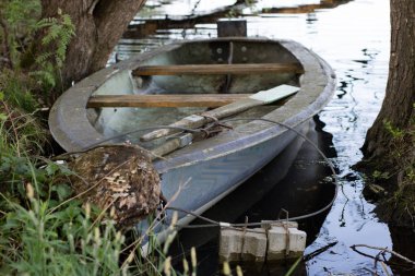 Bir balıkçı teknesi göl kıyıya demirlemiş. Eski balıkçı 
