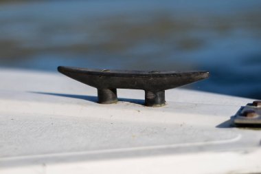 Demirleme için koç boynuzu. İpler bir teknede demirleme için sabitleme.