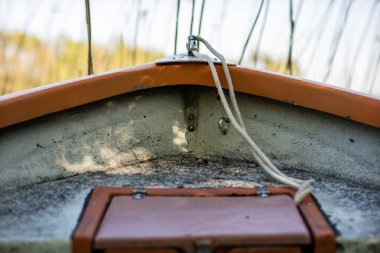 Bir balıkçı teknesi göl kıyıya demirlemiş. Eski balıkçı 