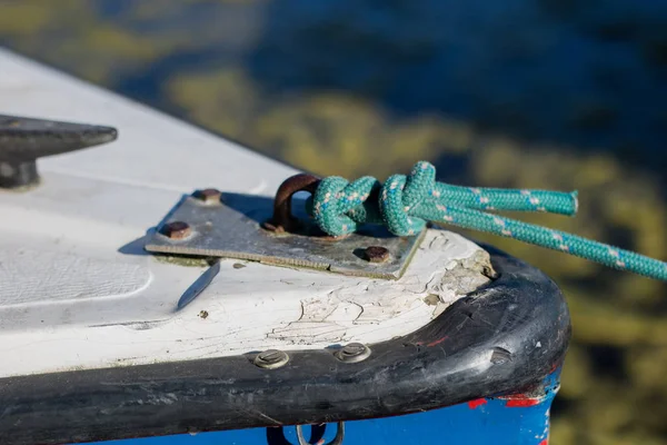 Tacchetta per ormeggio. Fissaggio per l'ormeggio di corde su una barca . — Foto Stock