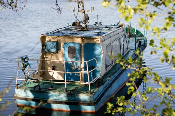 A fishing boat moored to the shore of the lake. Old fishermen's — Stock Photo, Image