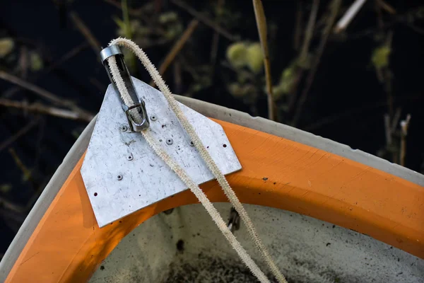 Ein Fischerboot, das am Ufer des Sees festgemacht hat. Alte Fischerei — Stockfoto