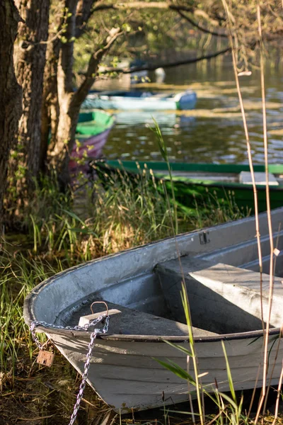 Un bateau de pêche amarré au bord du lac. Vieux pêcheurs — Photo