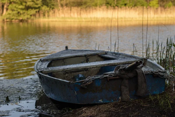 Un bateau de pêche amarré au bord du lac. Vieux pêcheurs — Photo