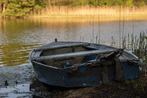 Рыбацкая лодка пришвартовалась на берегу озера. Old fishermen 's — стоковое фото