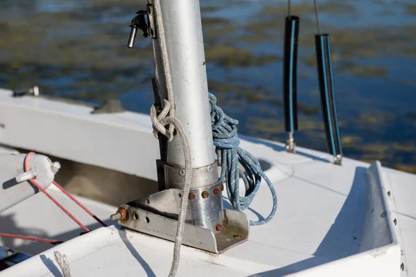 Albero di una piccola barca a vela. La parte inferiore dell'albero su un marinaio — Foto Stock