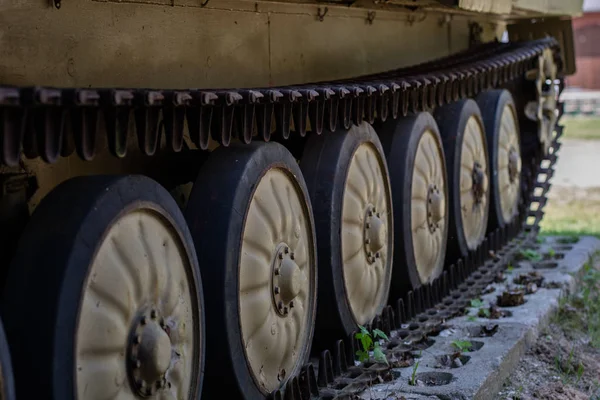 Танковая гусеница в военном музее. Старая военная техника — стоковое фото