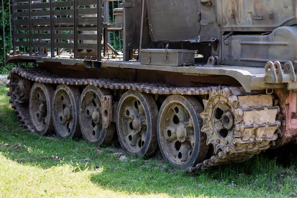 Танковая гусеница в военном музее. Старая военная техника — стоковое фото