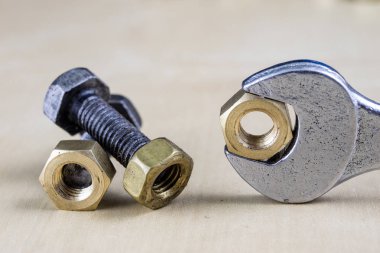 Metrik vida ve anahtar ahşap bir masa üstünde. Mekanik aksesuarları ben