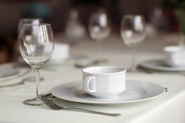 Sofra aile partiden önce. Çatal bıçak takımı ve plakaları sekmesinde