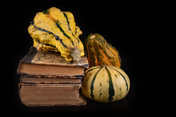 Zucca decorativa e libri su un tavolo scuro . — Foto Stock