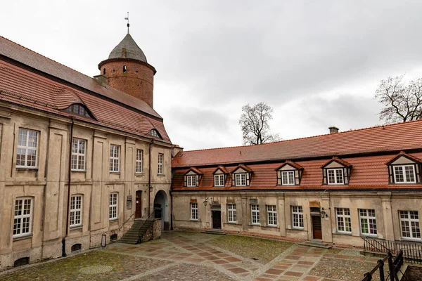 Castillo medieval en una pequeña ciudad de Pomerania . —  Fotos de Stock
