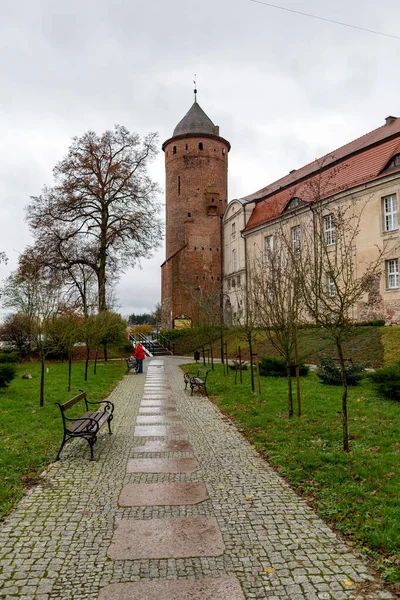 Castello medievale in una piccola città della Pomerania . — Foto Stock
