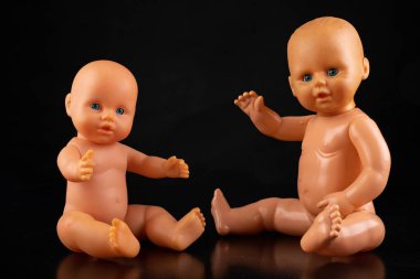 Masadaki çocukların plastik bebekleri. Çocuklar için eski oyuncaklar.