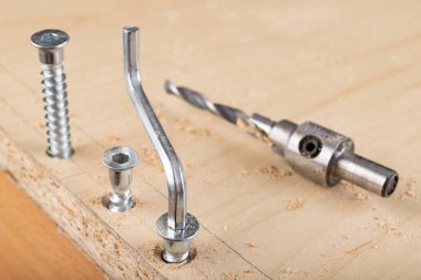 Çizgili tahtaya bağlanırken kullanılan vidayı doğrula.